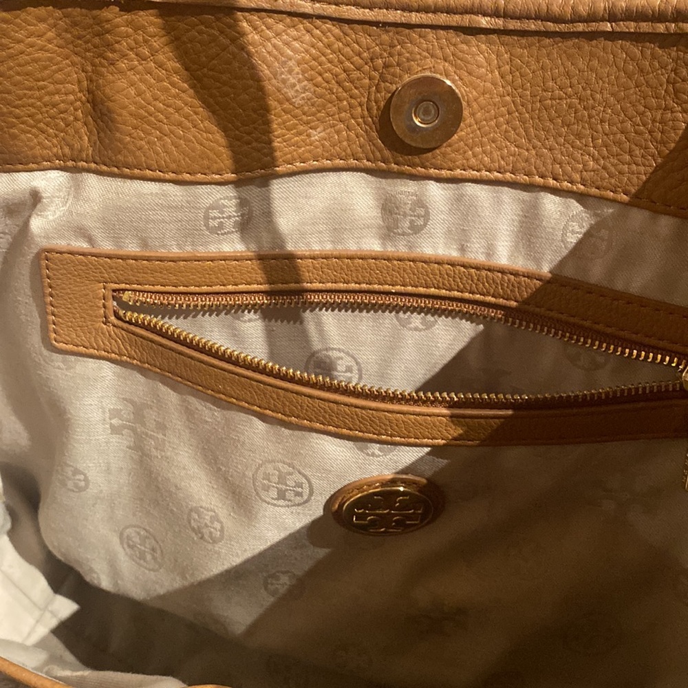 Tori Burch pocketbook - snap enclosure with inside zippered pocket - Picture 3 of 8